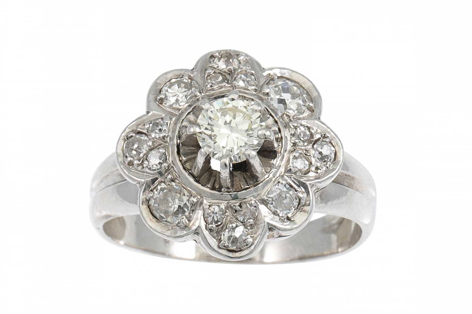 Lot 259 - A VINTAGE DIAMOND CLUSTER RING, set with...