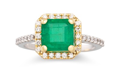 Lot 207 - AN EMERALD AND DIAMOND HALO CLUSTER RING,...