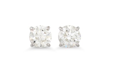 Lot 298 - A PAIR OF DIAMOND STUD EARRINGS, the brilliant...