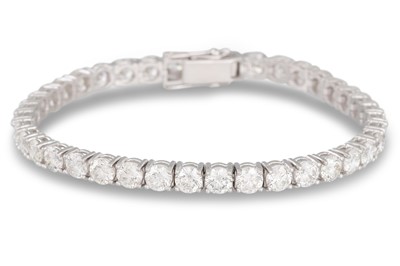 Lot 302 - A DIAMOND TENNIS BRACELET, the brilliant cut...