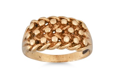 Lot 226 - A GOLD KNOT RING, size M, 3.9 g.