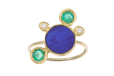 Lot 264 - AN EMERALD, LAPIS AND DIAMOND RING, of cluster...