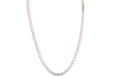 Lot 25 - A CULTURED PEARL NECKLACE, with 14ct gold clasp