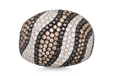 Lot 28 - A DIAMOND BOMBE RING, the white and brown...
