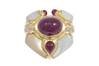 Lot 267 - AN UNUSUAL DRESS RING, set with cabochon...
