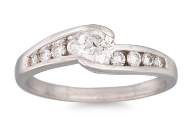 Lot 39 - A DIAMOND SOLITAIRE RING, the central diamond...