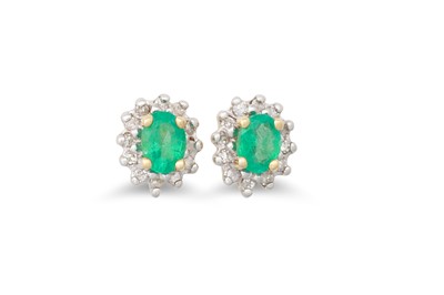Lot 77 - A PAIR OF DIAMOND AND EMERALD CLUSTER EARRINGS,...