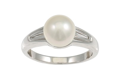 Lot 269 - A PEARL RING, the single pearl to tapered...
