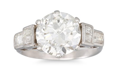 Lot 338 - A DIAMOND SOLITAIRE RING, the brilliant cut...