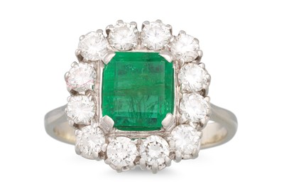 Lot 112 - AN EMERALD AND DIAMOND CLUSTER RING, mounted...