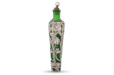 Lot 519 - AN EDWARDIAN ART NOUVEAU GREEN GLASS SILVER...