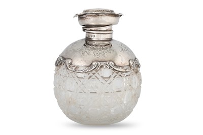 Lot 475 - AN EDWARDIAN SILVER MOUNTED GLASS SCENT BOTTLE,...