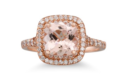 Lot 201 - A MORGANITE AND DIAMOND CLUSTER RING, mounted...