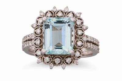 Lot 202 - AN AQUAMARINE AND DIAMOND CLUSTER RING,...