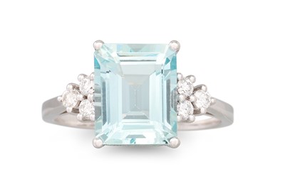 Lot 247 - AN AQUAMARINE AND DIAMOND RING, the...