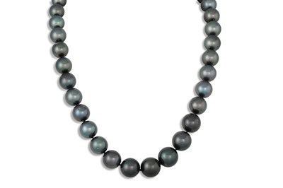 Lot 251 - A SET OF TAHITIAN PEARLS, slightly graduated,...