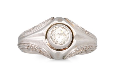 Lot 254 - A VINTAGE DIAMOND SOLITAIRE RING, the...