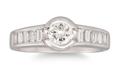 Lot 255 - A DIAMOND SOLITAIRE RING, the round brilliant...