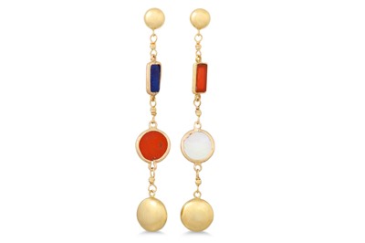 Lot 265 - A PAIR OF MOTHER OF PEARL AND CARNELIAN DROP...