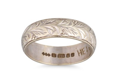 Lot 12 - A 9CT GOLD RING, engraved detail. Size: M