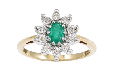 Lot 31 - A DIAMOND AND EMERALD CLUSTER RING, mounted in...