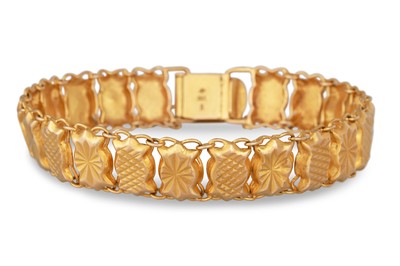 Lot 260 - A VINTAGE 22CT GOLD PANEL BRACELET, integrated...