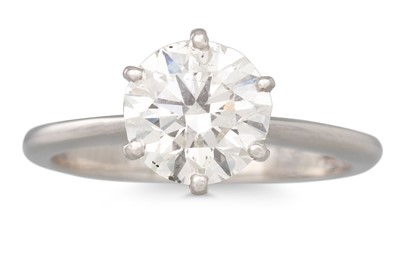 Lot 394 - A DIAMOND SOLITAIRE RING, the round brilliant...