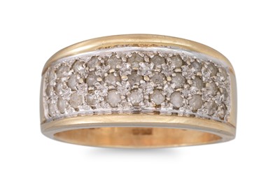 Lot 28 - A DIAMOND CLUSTER RING, mounted in yellow gold,...