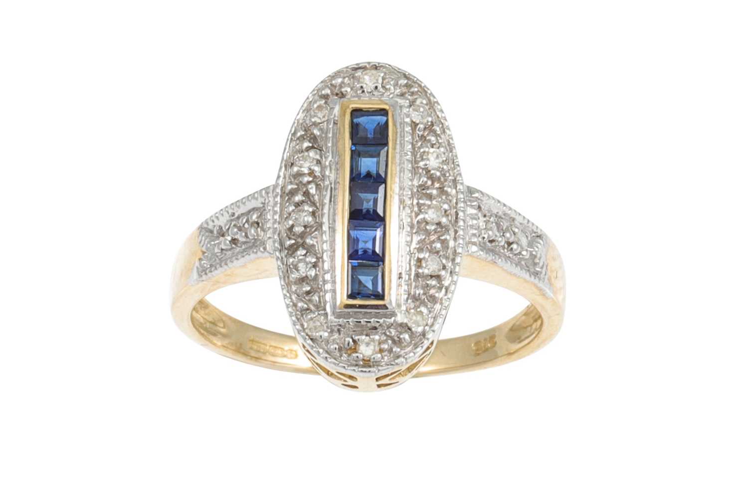 Lot 38 - A DIAMOND AND SAPPHIRE CLUSTER RING, oblong...