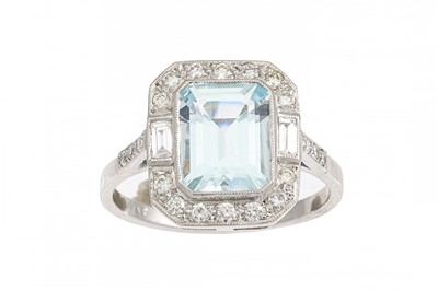 Lot 40 - A DIAMOND AND AQUAMARINE CLUSTER RING, the...