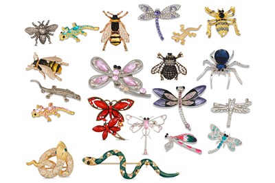 Lot 440 - A COLLECTION OF TWENTY COSTUME BROOCHES