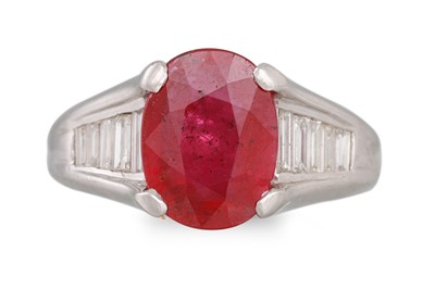 Lot 342 - A RUBY SINGLE STONE RING, the oval ruby to...