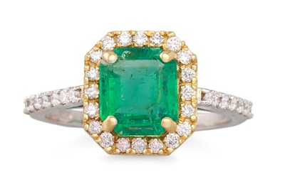 Lot 346 - AN EMERALD AND DIAMOND CLUSTER RING, the trap...