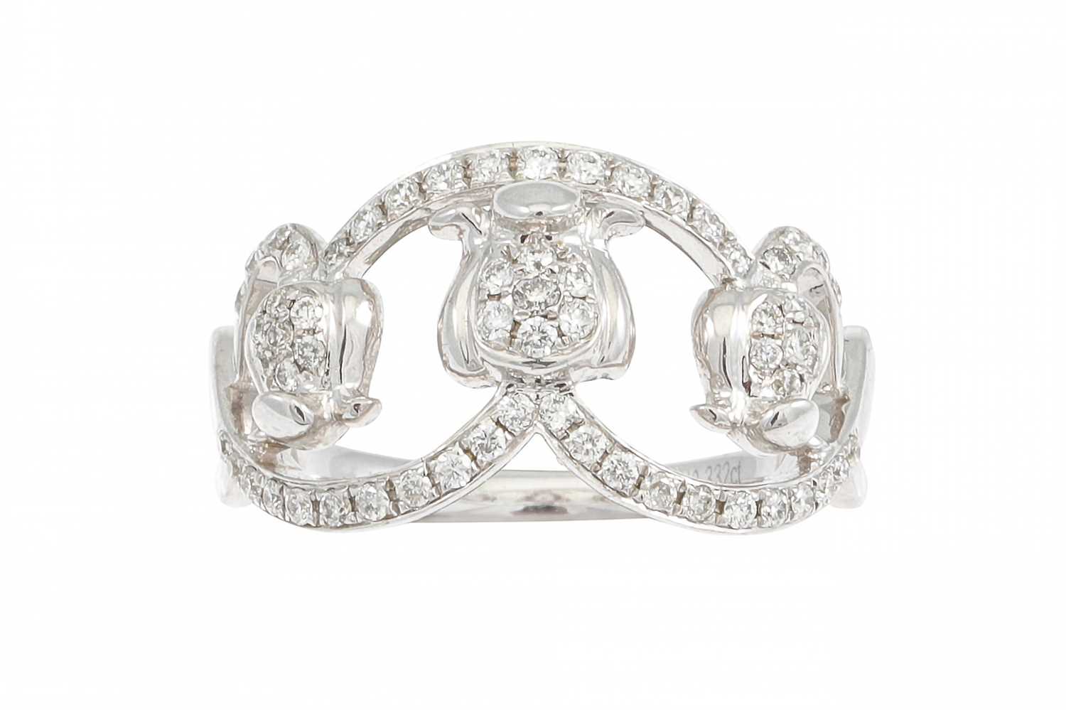 Lot 44 - A DIAMOND CLUSTER RING, of openwork design,...