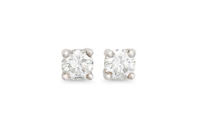 Lot 278 - A PAIR OF DIAMOND STUD EARRINGS, the brilliant...