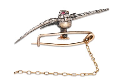 Lot 300 - AN ANTIQUE DIAMOND SWALLOW BROOCH, set with...