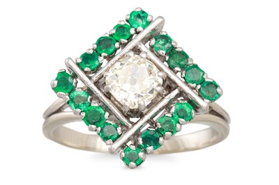 Lot 397 - A VINTAGE EMERALD AND DIAMOND CLUSTER RING,...