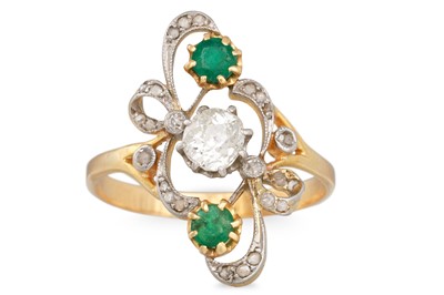 Lot 400 - AN EARLY 20TH CENTURY EMERALD AND DIAMOND...