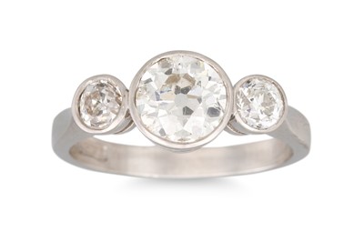 Lot 402 - A THREE STONE DIAMOND RING, the old cut...