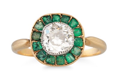 Lot 403 - AN EMERALD AND DIAMOND TARGET CLUSTER RING,...