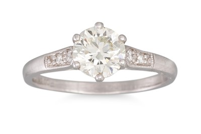 Lot 406 - AN ANTIQUE DIAMOND SOLITAIRE RING, the...