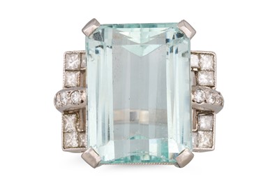 Lot 292 - AN AQUAMARINE AND DIAMOND RING, the...