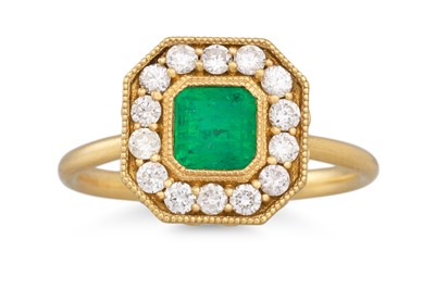 Lot 294 - AN EMERALD AND DIAMOND CLUSTER RING, the...