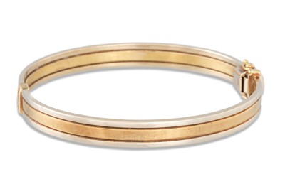 Lot 171 - A 9CT TWO COLOURED GOLD HINGED RIBBED BANGLE,...