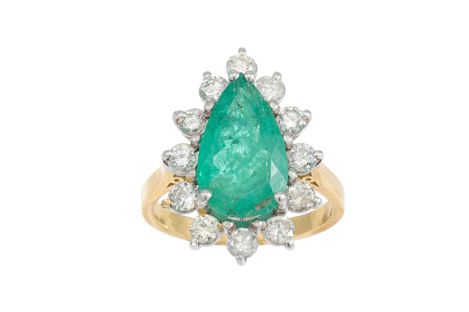 Lot 97 - A DIAMOND AND EMERALD CLUSTER RING, the pear...