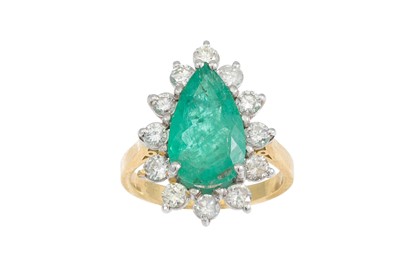 Lot 97 - A DIAMOND AND EMERALD CLUSTER RING,  the pear...