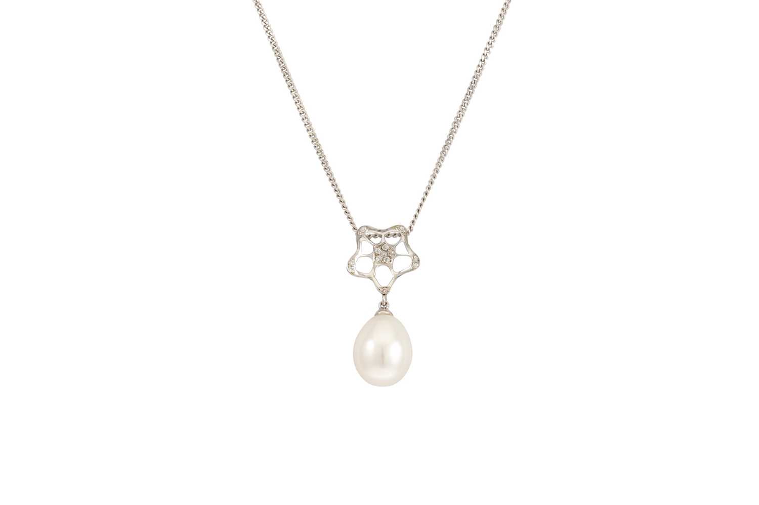 Lot 100 - A PEARL AND DIAMOND PENDANT, the shaped