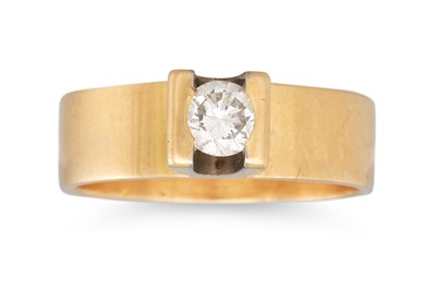 Lot 41 - A DIAMOND SOLITAIRE RING, mounted in 18ct gold,...
