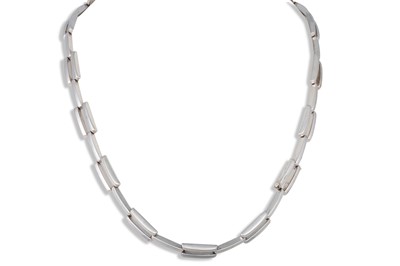 Lot 139 - A 9CT WHITE GOLD NECKLACE, 19.3 g.