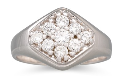 Lot 184 - A DIAMOND CLUSTER RING, the brilliant cut...